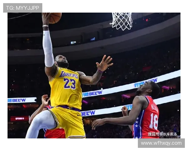 [NBA]里夫斯分球篮下 詹姆斯转身上篮拿下两分.